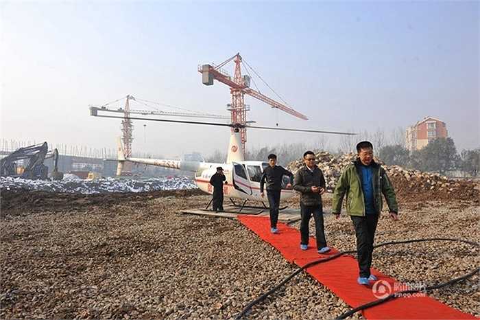 Chiêu câu khách cực độc của công ty bất động sản này đã được lan truyền trên Internet và nhận được nhiều ý kiến từ cư dân mạng. Rất nhiều người dân bày tỏ quan điểm trái chiều về chiêu câu khách lạ đời của công ty bất động sản trên. 