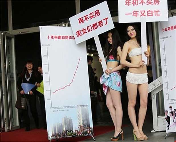 Tại một hội chợ bất động sản khác ở Trung Quốc, đơn vị đầu tư thuê người mẫu mặc đồ thiếu vải để thu hút sự chú ý. Các tấm biển quảng cáo ghi 'Hãy mua nhà trước khi những cô gái xinh đẹp già đi' và 'Mua nhà đầu năm nay kẻo thu nhập trôi qua tay'. 
