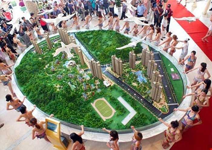 Hàng trăm thiếu nữ mặc bikini gợi cảm tại hội chợ triển lãm nhà đất ở thành phố Nghi Xương, Hồ Bắc (Trung Quốc). 