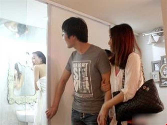 Nhằm thu hút khách hàng, một công ty nhà đất ở thành phố Ninh Ba (Trung Quốc) đã tung màn quảng cáo 'sống động'. Trong đoạn clip hơn 2 phút, người ta thấy rõ một cô gái đang nũng nịu giục chồng thức dậy, bỗng nhiên cửa phòng bật mở, một nhóm người xông vào phòng, chứng kiến đôi vợ chồng quần áo xộc xệch. 