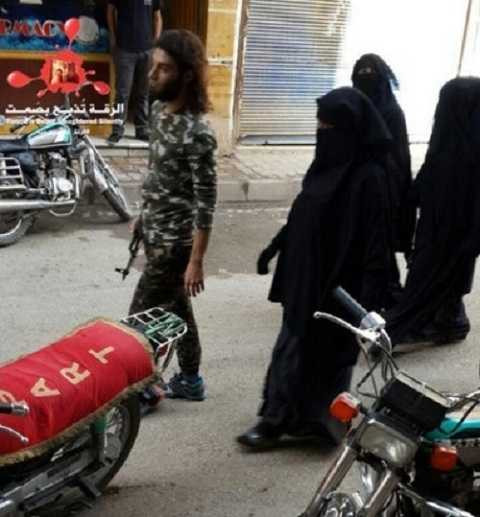 Một chiến binh IS ra đường cùng ba cô vợ trùm kín từ đầu đến chân hôm 6/11. Phụ nữ tại Raqqa bị cấm ra đường một mình Một chiến binh IS ra đường cùng ba cô vợ trùm kín từ đầu đến chân hôm 6/11. Phụ nữ tại Raqqa bị cấm ra đường một mình