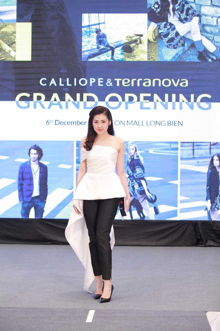 Dàn hot girl trình diễn thời trang ấn tượng ngày đầu đông