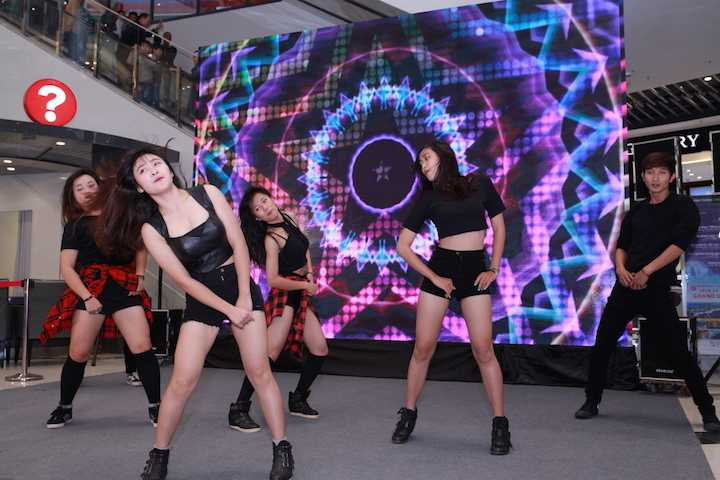 Ngoài ra, những tiết mục nhảy sôi động cũng khiến sự kiện thêm phần thu hút các bạn trẻ