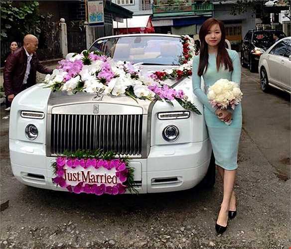 Trong đoàn xe siêu sang, chiếc xe được sử dụng để làm xe hoa là một chiếc Rolls-Royce Phantom Drophead màu trắng. Tại Việt Nam, giá chính hãng của chiếc xe này lên tới 30,2 tỷ đồng.