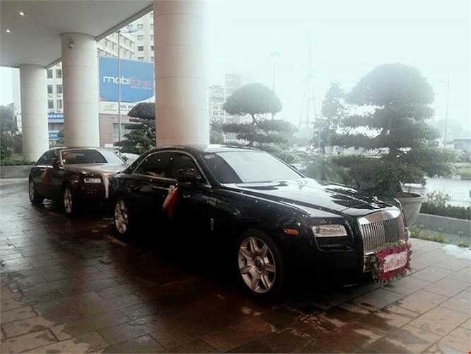Nối tiếp phía sau xe hoa là cặp đôi sedan siêu sang Rolls-Royce Ghost màu đen.