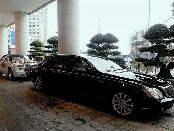 Mỗi chiếc Ghost này sẽ cóTrong đoàn còn có sự góp mặt của chiếc limousine Maybach 62S. Được biết đây là xe riêng do bố chú rể sở hữu. 