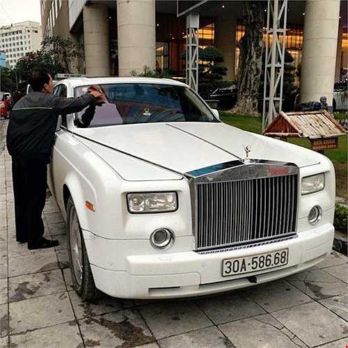 Một chiếc Rolls-Royce Phantom khác cũng đã bị bắt gặp trong đám rước dâu, bên cạnh những chiếc xe sang khác như Mercedes S63 AMG, Lexus, BMW...