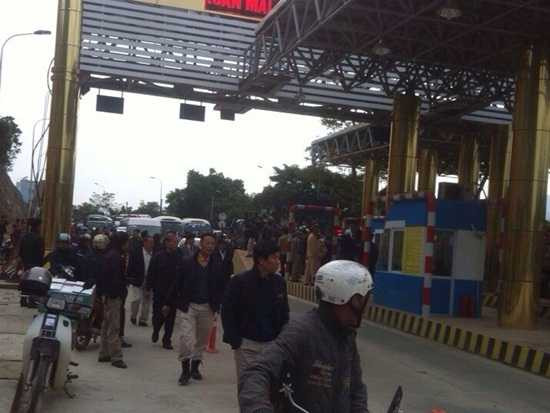 Dân tiếp tục chặn trạm thu phí, quốc lộ 6 ùn tắc kéo dài