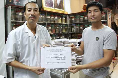 PV VTC News nhận 200 thang thuốc dạ dày từ lương y Thanh để tặng người nghèo