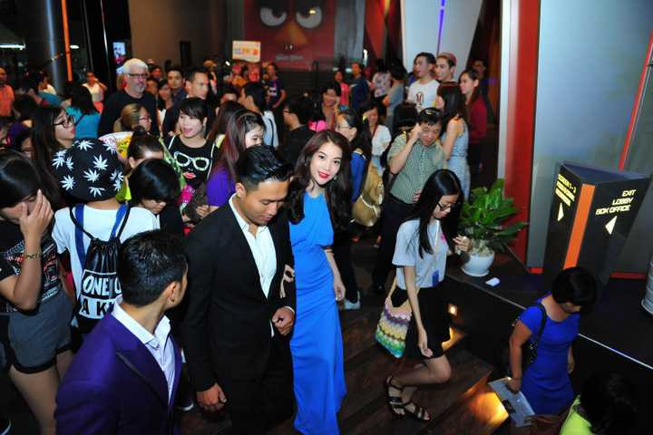 Trước khi những nhân vật chính xuất hiện, hàng trăm khán giả đã xếp hàng dài tại rạp và háo hức chờ đợi để được trò chuyện trực tiếp với dàn sao phim “Hương Ga”.