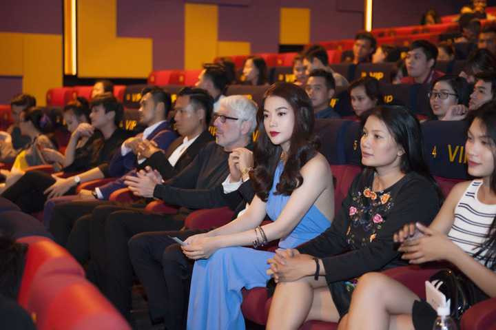 Khi thấy Kim Lý “hộ tống” Trương Ngọc Ánh từ phía xa, nhiều người đã ùa ra để tặng hoa, chụp hình kỉ niệm với cặp đôi ăn ý trên màn ảnh.