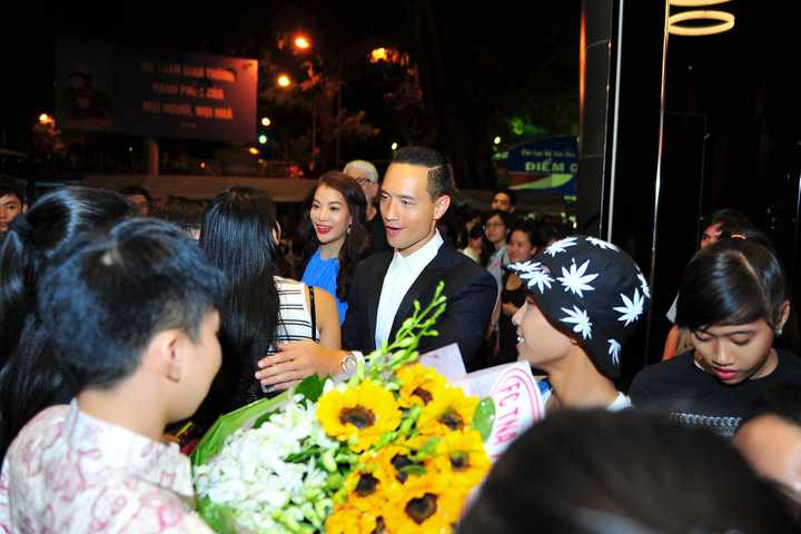 Khi thấy Kim Lý “hộ tống” Trương Ngọc Ánh từ phía xa, nhiều người đã ùa ra để tặng hoa, chụp hình kỉ niệm với cặp đôi ăn ý trên màn ảnh.