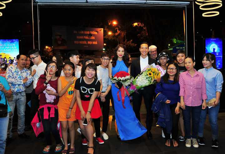 Khi thấy Kim Lý “hộ tống” Trương Ngọc Ánh từ phía xa, nhiều người đã ùa ra để tặng hoa, chụp hình kỉ niệm với cặp đôi ăn ý trên màn ảnh.