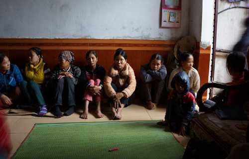 Người thân và hàng xóm kéo đến động viên gia đình thuyền trưởng Tuyên và ngóng chờ tin tức từ lực lượng cứu hộ. Ảnh: Lê Hoàng. Người thân và hàng xóm kéo đến động viên gia đình thuyền trưởng Tuyên và ngóng chờ tin tức từ lực lượng cứu hộ. Ảnh: Lê Hoàng.