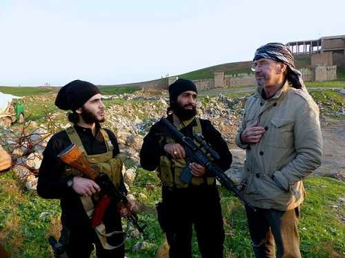 Jurgen Todenhofer đứng cạnh các chiến binh IS ở Mosul, Iraq Jurgen Todenhofer đứng cạnh các chiến binh IS ở Mosul, Iraq