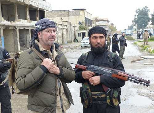 Jurgen Todenhofer đứng bên một phần tử khủng bố IS Jurgen Todenhofer đứng bên một phần tử khủng bố IS