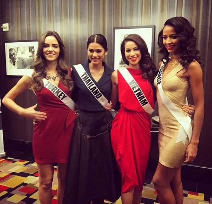 Chia sẻ về người bạn cùng phòng, hoa hậu Phạm Hương cho biết, đại diện Thái làn còn rất trẻ, dễ thương và là người giản dị. Hiện Phạm Hương cũng mới tiếp xúc được những thí sinh châu Á và những thí sinh khác khi chụp ảnh cùng nhau. Do hoạt động chụp ảnh, phỏng vấn diễn ra liên tục nên thường chia nhóm nên cô chưa gặp được hết mặt các thí sinh.