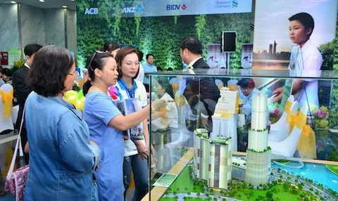 Khách hàng, nhà đầu tư đăng ký tham quan, tìm hiểu các dự án được giới thiệu tại lễ hội Dragon City Festival 2015.