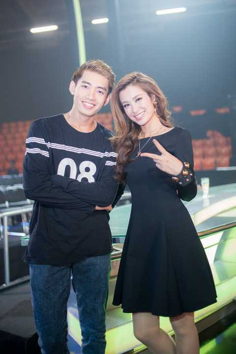 Trong chương trình, Quang Đăng có dịp hội ngội cùng ca sĩ Đông Nhi khi cô đảm nhận vai trò giám khảo khách mời. Vốn là những người bạn đồng nghiệp thân thiết, cả hai nhanh chóng chụp hình hay selfie kỷ niệm. Á quân Thử thách cùng bước nhảy 2012 cũng gửi lời chúc mừng đến Đông Nhi khi cô vừa được vinh danh “Nữ ca sĩ châu Á xuất sắc nhất” của giải thưởng MAMA 2015.