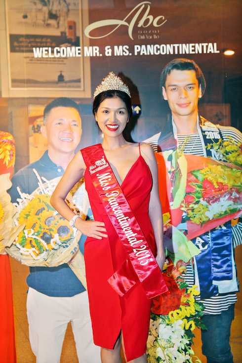 Oanh Yến sexy trong tiệc ăn mừng.