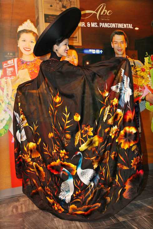 Chiếc áo dài được thêu tay cầu kỳ, tỉ mẩn.