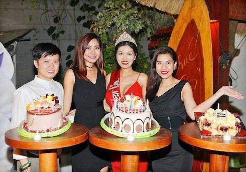 MC Dương Yến Nhung, Ninh Hoàng Ngân đến chúc mừng Oanh Yến.