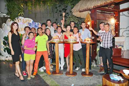 Đông đảo bạn bè đến dự tiệc của người đẹp.