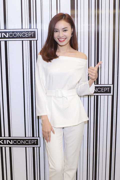 Ninh Dương Lan Ngọc khoe đôi vai trần thon gầy quyến rũ