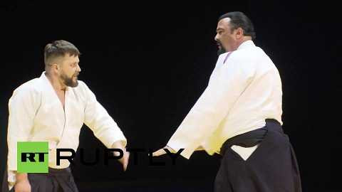 Diễn viên, võ sĩ người Mỹ Steven Seagal (phải) trình diễn võ thuật tại Nga