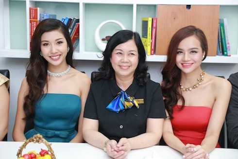 Thuý Vân chụp hình cùng Phó hiệu trưởng trường ĐH Kinh Tế - PGS. TS. Phan Thị Bích Nguyệt