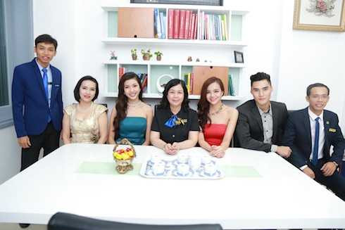 Thuý Vân chụp hình cùng Phó hiệu trưởng trường ĐH Kinh Tế - PGS. TS. Phan Thị Bích Nguyệt