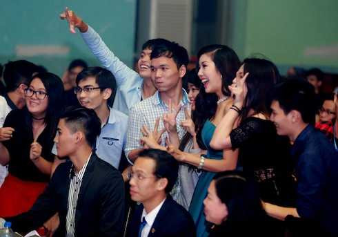 Thuý Vân vui vẻ giao lưu cùng khán giả.