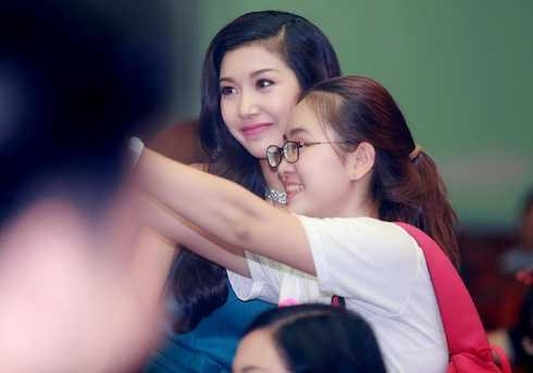 Thuý Vân vui vẻ giao lưu cùng khán giả.