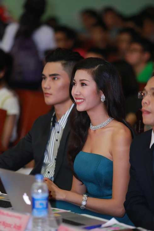 Thuý Vân vui vẻ giao lưu cùng khán giả.