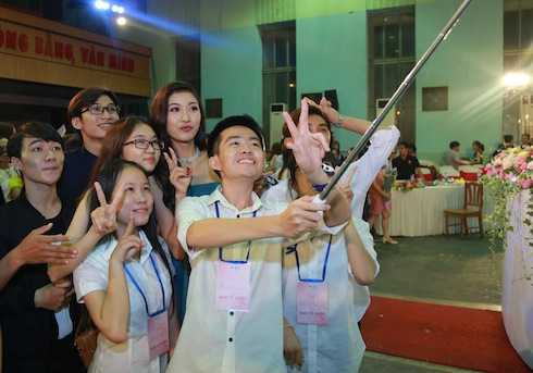 Thuý Vân vui vẻ giao lưu cùng khán giả.