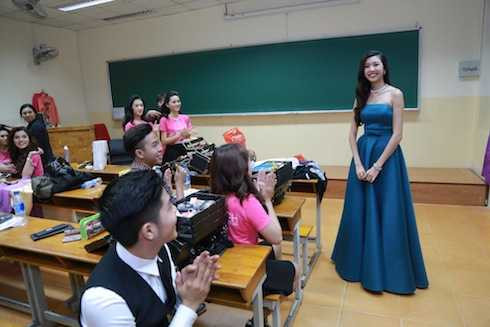 Thuý Vân vui vẻ giao lưu cùng khán giả.