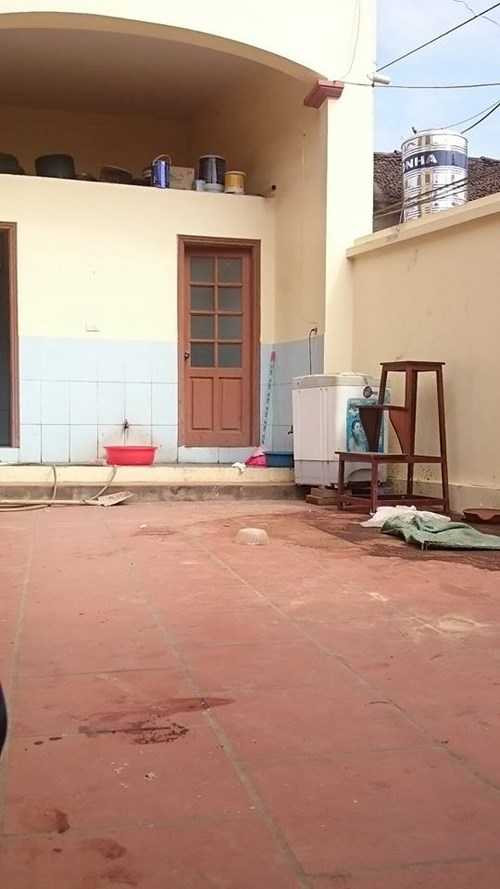 Trao đổi với PV, một cán bộ Công an xã Canh Nậu cho biết, lúc1h 15 cùng ngày, tên trộm đã độp nhập vào nhà ông Nguyễn Lương Chuân bằng lối cửa vào bếp thông lên tầng 2. Bị con trai thứ 2 của ông Chuân là anh Chỉnh phát hiện, tri hô, hăn vội vàng bỏ chạy. Anh Chỉnh lao vào vật lộn với tên trộm.