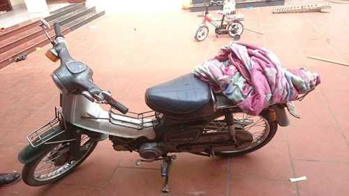 Anh Chỉnh chạy xuống, vật lộn với tên trộm, giải cứu bố nhưng cũng bị đâm một nhát vào ngực và tử vong. Vợ ông Chuân sau đó bật điện ra sân để kiểm tra, thấy chồng con bị đâm liền lao vào cũng bị tên trộm đâm một nhát vào đùi và phải khâu 7 mũi. Anh Tuân lao vào đuổi bắt cũng bị đâm xượt ngực