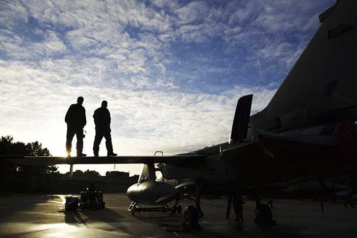 Phi công và nhân viên kỹ thuật chuẩn bị cho Tornado trước giờ xuất kích