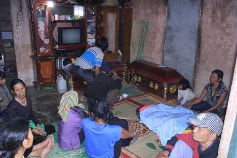 Gia đình đang chuẩn bị tang lễ cho 2 em nhỏ (Ảnh: Thanh Hải)