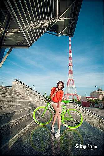 Khi được tặng món quà bất ngờ từ học trò, Cẩm Vân đã bật khóc xúc động