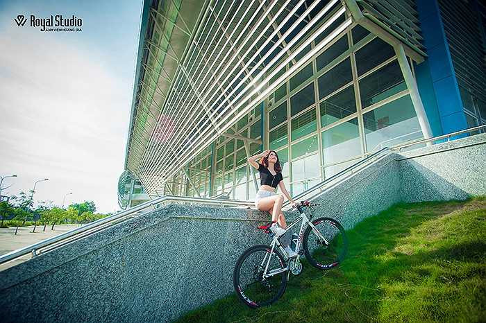 Trong bộ ảnh mới, cô giáo Cẩm Vân xuất hiện đầy trẻ trung, gợi cảm 