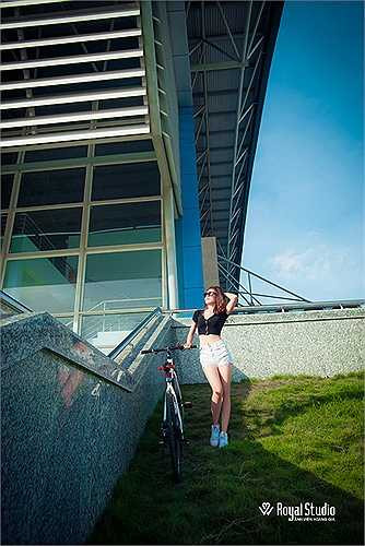 Khoe chân dài như người mẫu