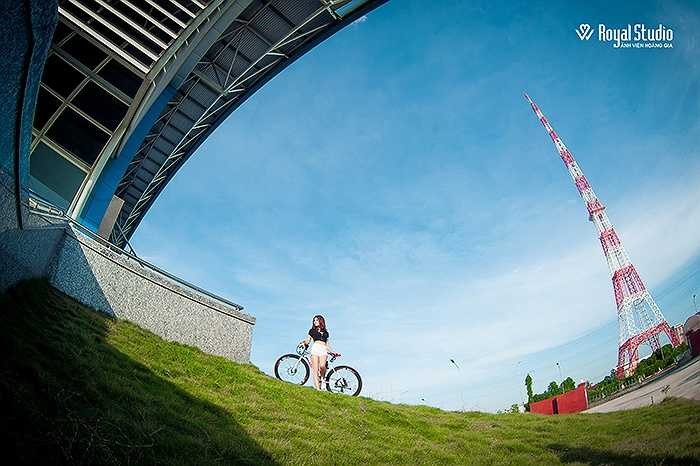 Hiện tại, ngoài công việc giảng dạy, Cẩm Vân còn thường xuyên làm mẫu ảnh cho các shop thời trang, các tờ báo mạng