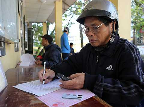 Khi đến làm thủ tục cần chuẩn bị các giấy tờ có liên quan: Giấy khai đăng ký xe máy - mô tô điện (theo mẫu),bản photocopy sổ hộ khẩu (đối với trường hợp chủ xe là cá nhân), giấy giới thiệu của cơ quan, tổ chức (đối với trường hợp chủ xe là cơ quan, tổ chức), xuất trình Chứng minh nhân dân hoặc thẻ căn cước công dân của người đến đăng ký xe,trường hợp chủ xe là cá nhân xuất trình thêm bản chính Sổ hộ khẩu để đối chiếu. Khi đến làm thủ tục cần chuẩn bị các giấy tờ có liên quan: Giấy khai đăng ký xe máy - mô tô điện (theo mẫu),bản photocopy sổ hộ khẩu (đối với trường hợp chủ xe là cá nhân), giấy giới thiệu của cơ quan, tổ chức (đối với trường hợp chủ xe là cơ quan, tổ chức), xuất trình Chứng minh nhân dân hoặc thẻ căn cước công dân của người đến đăng ký xe,trường hợp chủ xe là cá nhân xuất trình thêm bản chính Sổ hộ khẩu để đối chiếu.