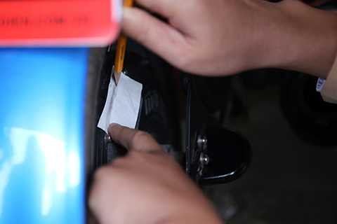 Lực lượng công an tiến hành lấy số khung số máy để đưa vào hồ sơ Lực lượng công an tiến hành lấy số khung số máy để đưa vào hồ sơ