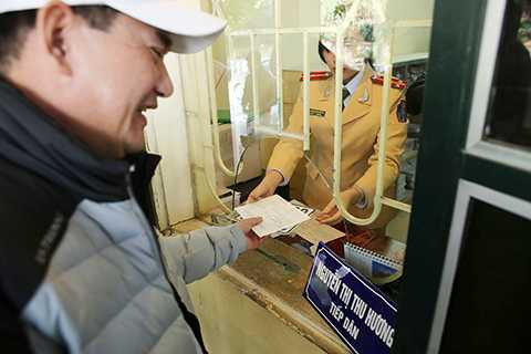 Ngay sau khi nộp xong thủ tục đăng ký, người dân nhận ngay biển số để gắn luôn vào xe để đi. Ngay sau khi nộp xong thủ tục đăng ký, người dân nhận ngay biển số để gắn luôn vào xe để đi.