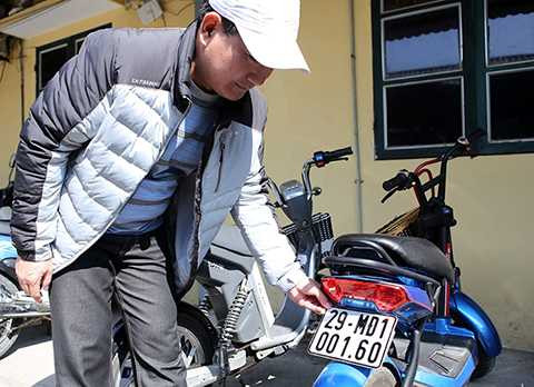 Anh Nguyễn Văn Vị (50 tuổi, Đống Đa, Hà Nội) cho biết: Thủ tục đăng kí xe máy điện rất đơn giản và nhanh chóng, theo tôi bà con mua xe máy điện nên đăng ký xe để hợp pháp tài sản của mình. Anh Nguyễn Văn Vị (50 tuổi, Đống Đa, Hà Nội) cho biết: Thủ tục đăng kí xe máy điện rất đơn giản và nhanh chóng, theo tôi bà con mua xe máy điện nên đăng ký xe để hợp pháp tài sản của mình.