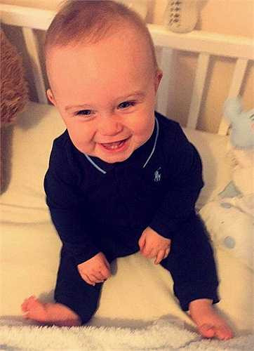 Taylor Marshall (11 tháng tuổi) được chẩn đoán mắc bệnh nhiễm trùng huyết não mô cầu tuýp W – một dạng của bệnh viêm màng não và đã bị cắt bỏ toàn bộ ngón tay, ngón chân nhưng cậu bé 11 tháng tuổi đến từ Anh vẫn luôn nở nụ cười thiên thần, hạnh phúc. Những bức ảnh về cậu bé đáng yêu hiện đang khiến hàng triệu trái tim rung động. 