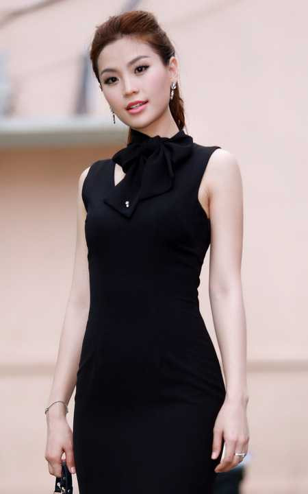 Á hậu Diễm Trang diện trang phục đen quyến rũ đầy sang trọng và tinh tế. Thời gian qua cô được khen gợi bởi phong cách thời trang ngày càng “lột xác” và đẳng cấp hơn.